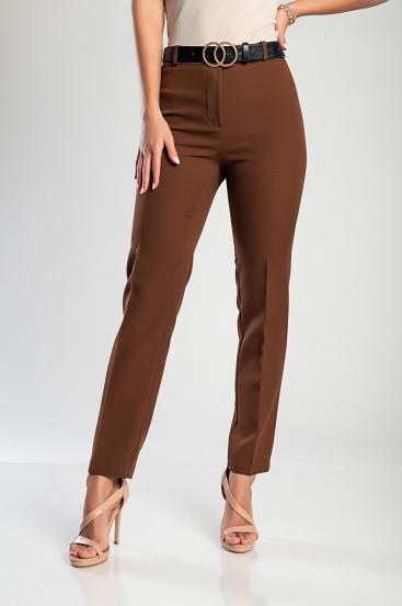 Elegáns nadrág hosszú, szűk szárakkal és középmagas derékkal, barna