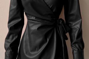 Elegáns átlapolt fazonú miniruha műbőrből, PELLITA, fekete