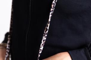 Leopárdmintás oldalcsíkos szabadidőruha kapucnis felsővel, LEONITA, fekete
