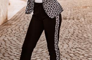 Sportos nadrágkosztüm geometrikus mintával, NUNZIA, fekete-fehér