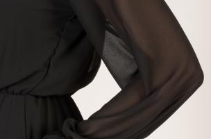 Elegáns miniruha "V" nyakkivágással, csipkés és fodros díszítéssel, CLEMENTINA, fekete
