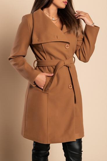 Elegáns kabát magas gallérral és gombokkal, teveszín