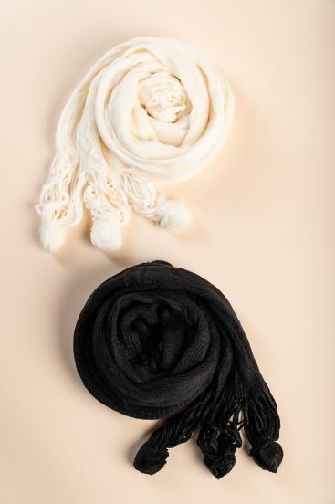2 különböző színű kötött sálból álló szett, fekete - fehér