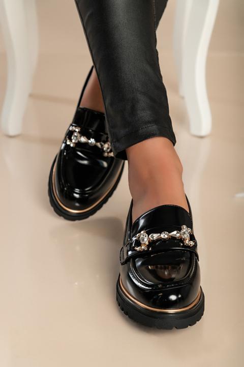 Lakkozott mokaszin cipő dekoratív részlettel, fekete
