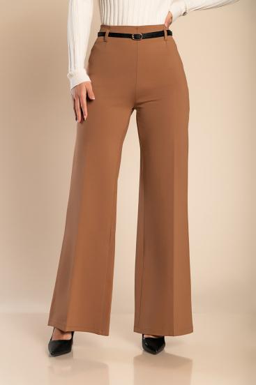 Elegáns nadrág hosszú, széles szárakkal és dekoratív övvel, teveszín