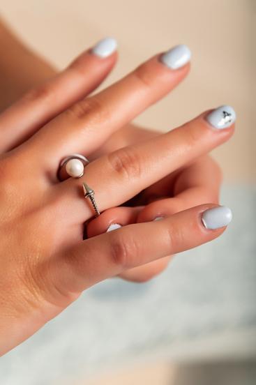 Elegáns gyűrű dekoratív gyöngyökkel, ezüstszínű