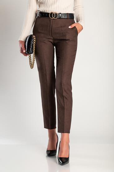 Elegáns nadrág hosszú, szűk szárakkal és középmagas derékkal, barna