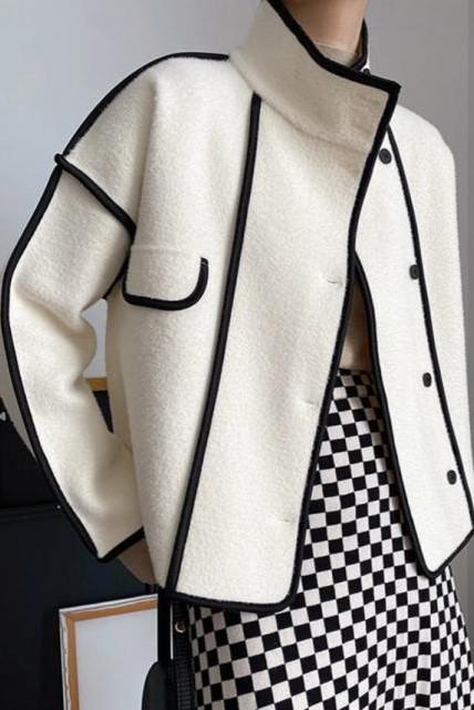 Laza szabású, rövid kabát kontrasztos színű részletekkel, fehér