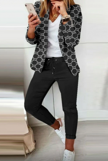 Sportos nadrágkosztüm dekoratív mintával, ESTRENA, fekete - fehér