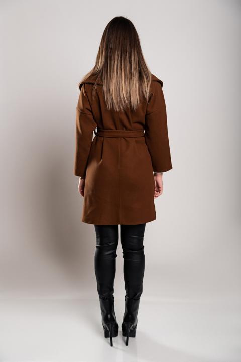 Elegáns rövid kabát széles, kihajtott gallérral, barna