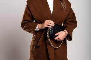 Elegáns rövid kabát széles, kihajtott gallérral, barna