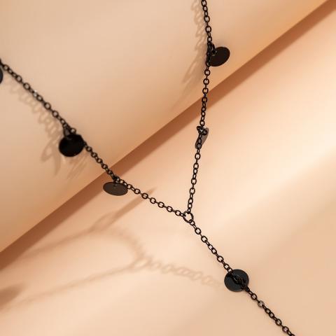 Elegáns hosszú nyaklánc dekoratív medálokkal, fekete