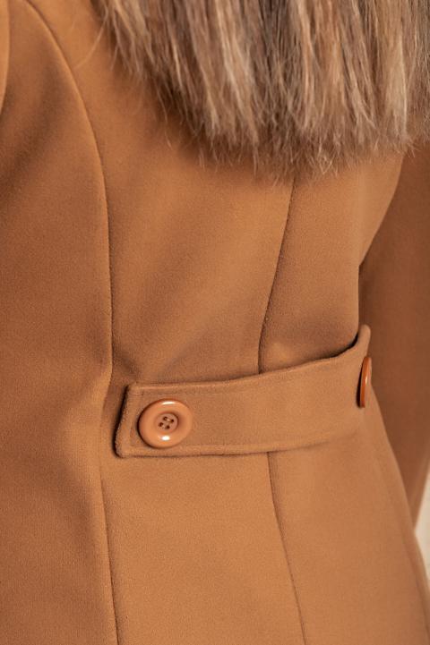 Elegáns kabát klasszikus gallérral és gombokkal, teveszín