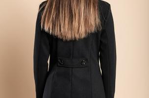 Elegáns kabát klasszikus gallérral és gombokkal, fekete